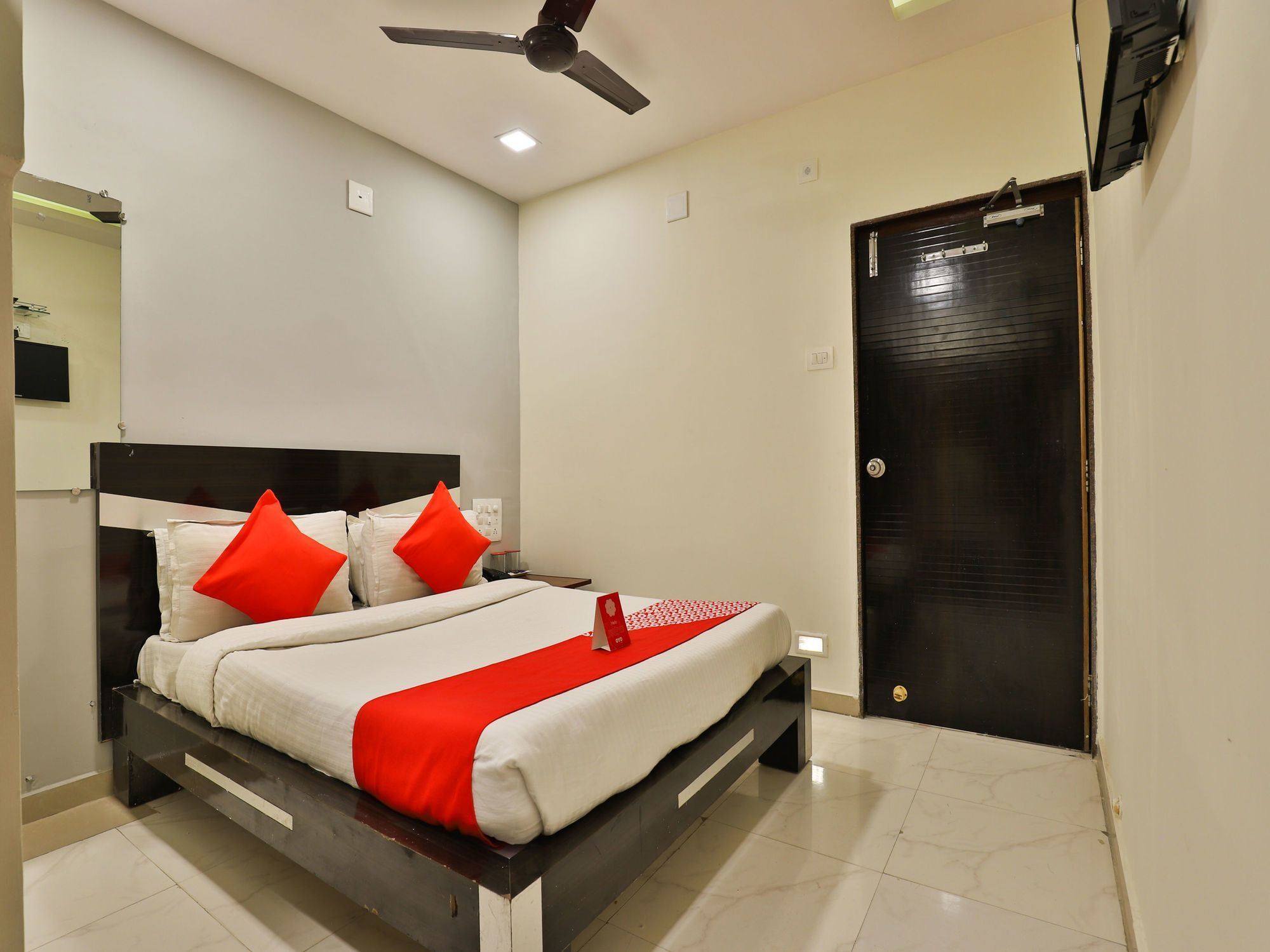 Oyo 13535 Aakash Hotell Ahmedabad Eksteriør bilde